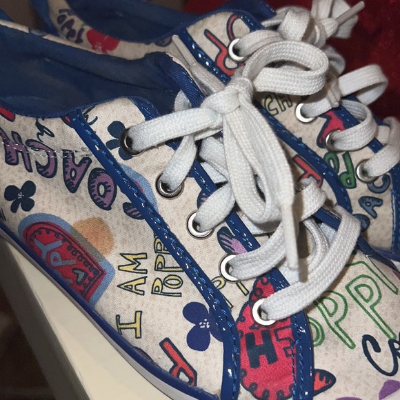 The right foot has a small stain. - Picture 2 of 4